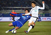 【明治安田Ｊ１ １ｓｔ 第3節 山形vs川崎Ｆ】シュートを狙う小林（川崎Ｆ）とブロックに入る當間（山形）（11/15）