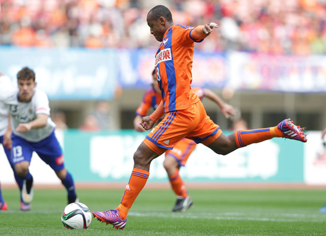 【明治安田Ｊ１ １ｓｔ 第3節 新潟vs柏】冷静にPKを決めたレオ シルバ（新潟）（2/5）