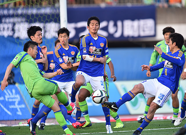 【明治安田Ｊ１ １ｓｔ 第3節 湘南vs仙台】決死のディフェンスをする仙台の選手たち（2/5）