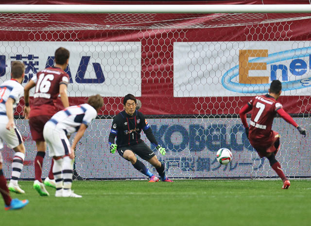 【明治安田Ｊ１ １ｓｔ 第3節 神戸vsFC東京】PKのピンチを見事にセーブした権田（FC東京）（3/5）