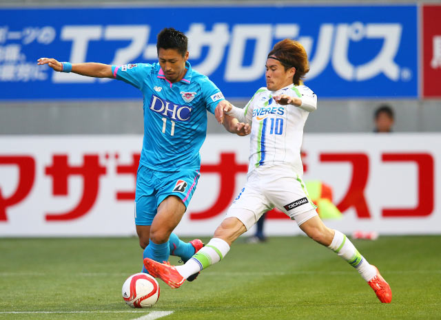 【ＹＮＣ 予選リーグ 第2節 鳥栖vs湘南】守備でも献身的な働きを見せた菊池（湘南）が豊田（鳥栖）をブロック（3/5）