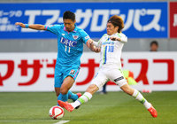 【ＹＮＣ 予選リーグ 第2節 鳥栖vs湘南】守備でも献身的な働きを見せた菊池（湘南）が豊田（鳥栖）をブロック（3/5）