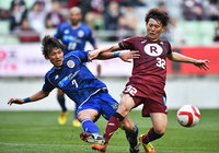 【ＹＮＣ 予選リーグ 第2節 神戸vs山形】松岡（山形）と競り合う前田（神戸）（2/5）