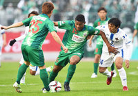 【明治安田Ｊ２ 第4節 岐阜vs金沢】強引な突破を見せるヘニキ（岐阜）(2/3）