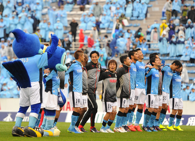 【明治安田Ｊ２ 第4節 磐田vs大分】競り合い制し、サポーターと喜ぶ磐田の選手達（3/3）