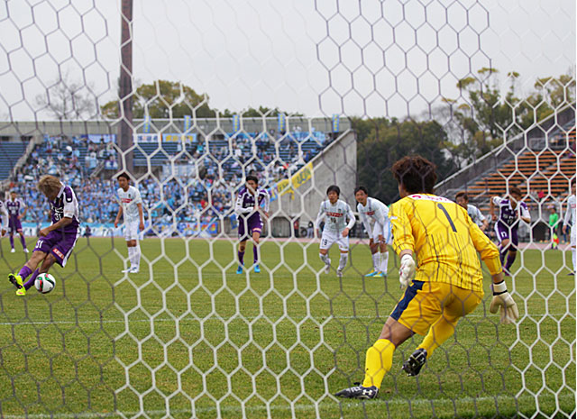 【明治安田Ｊ２ 第4節 京都vs讃岐】試合終盤に同点PKを決めた大黒（京都）（3/3）