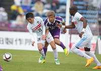 【明治安田Ｊ２ 第4節 京都vs讃岐】激しいマークを受ける大黒（京都）（2/3）