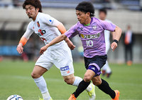 【明治安田Ｊ３ 第3節 藤枝vs長野】ドリブルで仕掛ける久富（藤枝）（1/2）