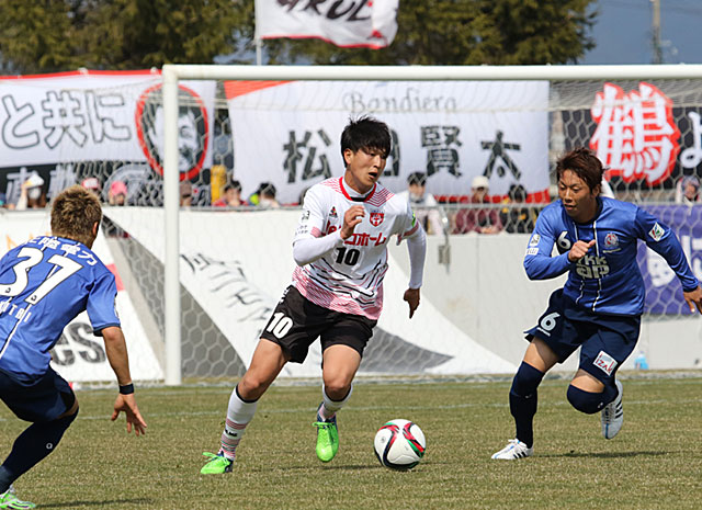 【明治安田Ｊ３ 第3節 盛岡vs富山】ドリブル突破を見せる谷村（盛岡）（2/2）