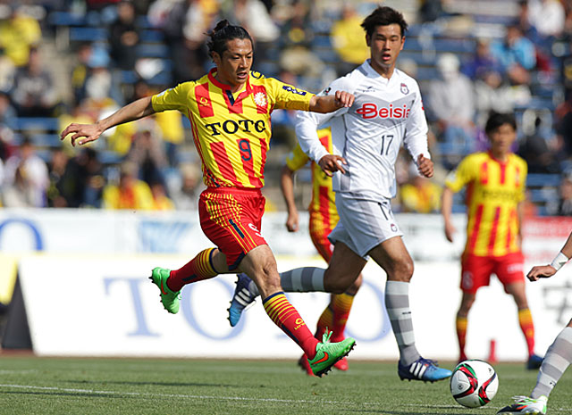 【明治安田Ｊ２ 第4節 北九州vs群馬】猛然とゴールに迫る原（北九州）（2/3）