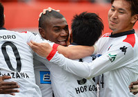 【明治安田Ｊ２ 第4節 大宮vs札幌】得点ランクトップの3点目のゴールを決めたナザリト（札幌）（1/3）