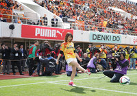 【3月8日　清水vs鹿島】キックインセレモニーを行うＪリーグ女子マネージャー佐藤美希（2/2）