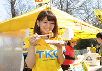 【3月21日　栃木SCvsジェフ千葉】栃木のスタジアムグルメを堪能するＪリーグ女子マネージャー佐藤美希（1/1）