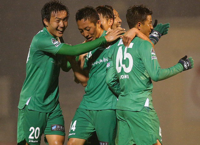 【明治安田Ｊ２ 第5節 東京Ｖvs北九州】追加点を決めた澤井（東京Ｖ）と喜び合う選手たち（2/3）