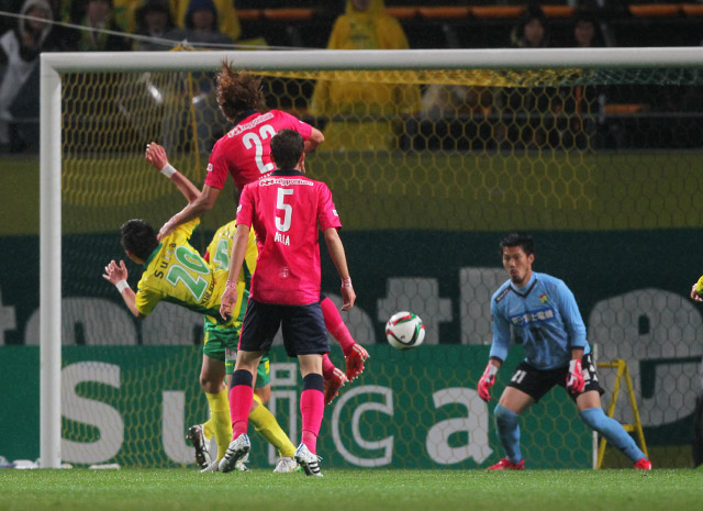 【明治安田Ｊ２ 第5節 千葉vsＣ大阪】後半アディショナルタイムに山下（Ｃ大阪）が頭で決め、再び同点に追いつく（3/3）