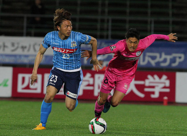 【明治安田Ｊ２ 第5節 讃岐vs水戸】ボールを競り合う木島（讃岐／左）と岩尾（水戸／右）（2/3）
