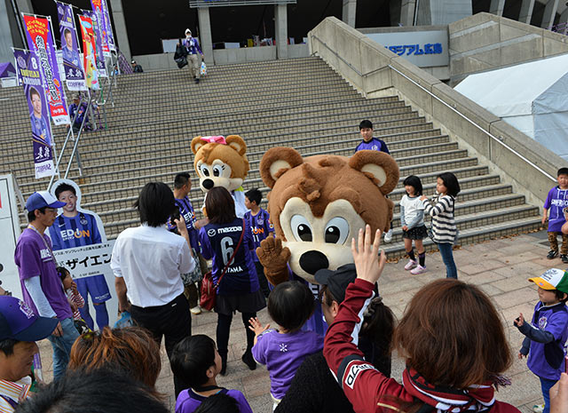 【明治安田Ｊ１ １ｓｔ 第4節 広島vs神戸】サンチェくんらとハイタッチをかわすファン・サポーター（2/15）