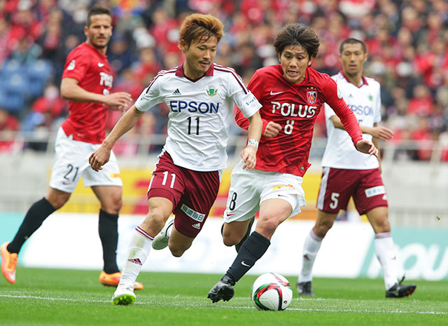 【明治安田Ｊ１ １ｓｔ 第4節 浦和vs松本】柏木（浦和）をドリブルで振り切る喜山（松本）（2/5）