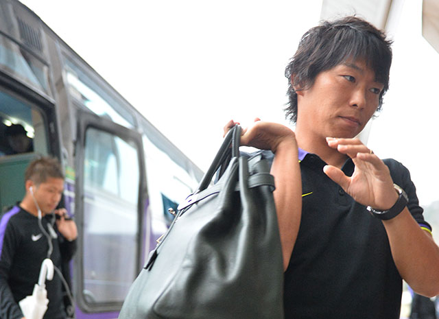 【明治安田Ｊ１ １ｓｔ 第4節 広島vs神戸】会場入りする佐藤（広島）（8/15）