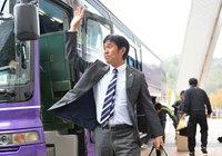 【明治安田Ｊ１ １ｓｔ 第4節 広島vs神戸】バスを降りる森保監督（広島）（10/15）
