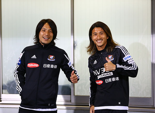 【明治安田Ｊ１ １ｓｔ 第4節 柏vs横浜FM】笑顔を見せる藤本と佐藤（横浜FM）（5/15）