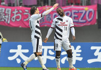【明治安田Ｊ２ 第6節 岐阜vsＣ大阪】共に2試合連続ゴールを決め勝利に貢献したフォルラン（左）とカカウ（右）（3/3）