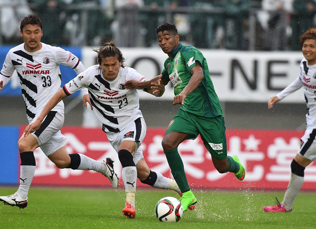 【明治安田Ｊ２ 第6節 岐阜vsＣ大阪】強引にドリブル突破を試みるロドリゴ（岐阜）（2/3）