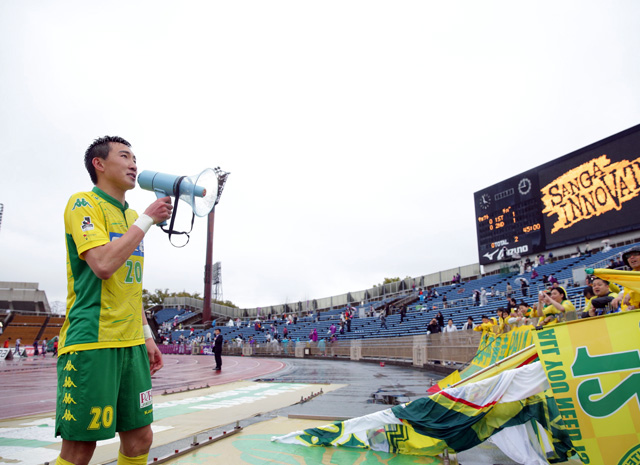  【明治安田Ｊ２ 第6節 京都vs千葉】試合後にサポーターと喜びを分かち合うキム（千葉）（3/3）