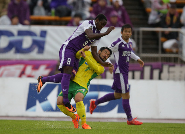  【明治安田Ｊ２ 第6節 京都vs千葉】激しくぶつかるダニエル　ロビーニョ（京都／左）と佐藤（千葉／右）（2/3）