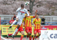  【明治安田Ｊ２ 第6節 北九州vs讃岐】打点の高いヘッドでクリアするエブソン（讃岐）（2/3）