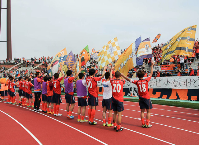  【明治安田Ｊ２ 第6節 愛媛vs大分】4試合ぶりの勝利をファン・サポーターと喜ぶ愛媛の選手達（3/3）