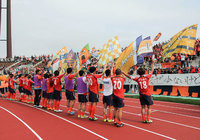  【明治安田Ｊ２ 第6節 愛媛vs大分】4試合ぶりの勝利をファン・サポーターと喜ぶ愛媛の選手達（3/3）