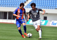  【明治安田Ｊ２ 第6節 長崎vs栃木】イ（長崎／左）とボールを競り合うハン（栃木／右）（2/3）