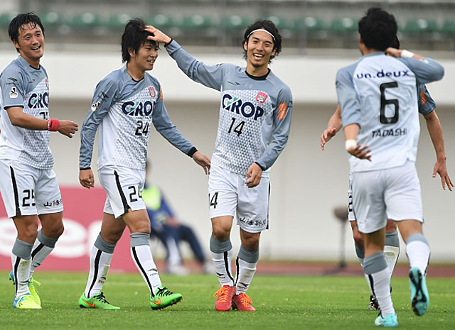 【明治安田Ｊ２ 第6節 徳島vs岡山】同点に追いつく豪快なミドルシュートを決めた矢島（岡山 #24）（2/3）