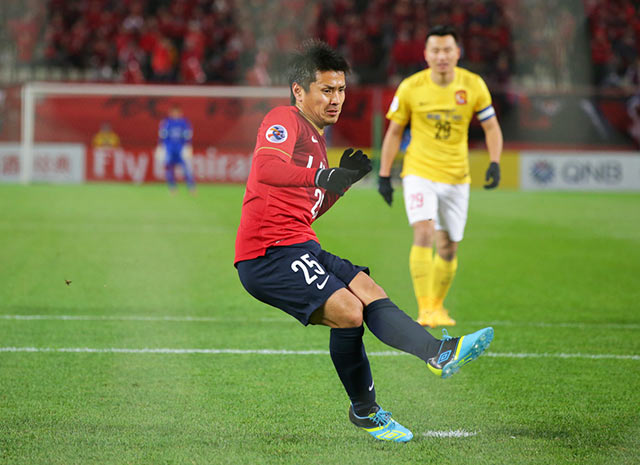 【ＡＣＬ２０１５ GS MD4 鹿島vs広州恒大】19分にPKを鋭く決めて先制点を挙げた遠藤（鹿島）（3/10）