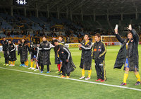 【ＹＮＣ 予選リーグ 第3節 仙台vs神戸】ファン・サポーターに挨拶をする仙台の選手たち（5/5）