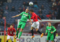 【ＡＣＬ２０１５ GS MD4 浦和vs北京国安】デヤン ダムヤノビッチ（北京国安）と空中戦を繰り広げる那須（浦和）（5/10）