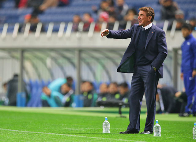 【ＡＣＬ２０１５ GS MD4 浦和vs北京国安】タッチライン際で指示を送るペトロヴィッチ監督（浦和）（4/10）