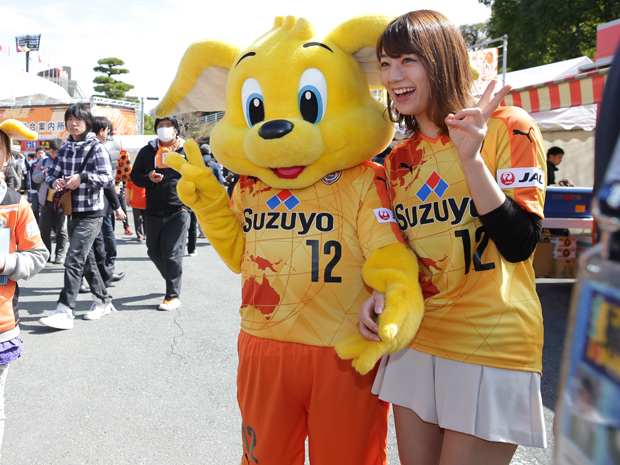 【3月8日　清水vs鹿島】Ｊリーグ女子マネージャー佐藤美希とこパルちゃん（清水）のツーショット（1/2）