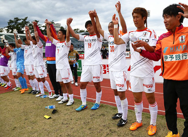 【明治安田Ｊ２ 第7節 群馬vs愛媛】駆け付けたファン・サポーターに挨拶をする愛媛の選手たち（3/3）