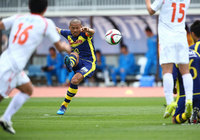 【明治安田Ｊ２ 第7節 群馬vs愛媛】FKから直接ゴールを狙う松下（群馬）（2/3）