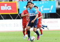 【明治安田Ｊ２ 第7節 熊本vs横浜FC】オウンゴールを誘発するFKを蹴った松下（横浜FC）（1/3）