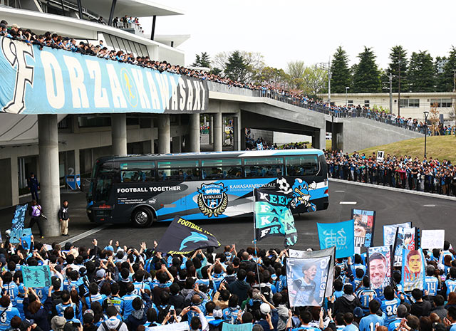 【明治安田Ｊ１ １ｓｔ 第5節 川崎Ｆvs浦和】会場入りをする川崎Ｆの選手バス（3/15）