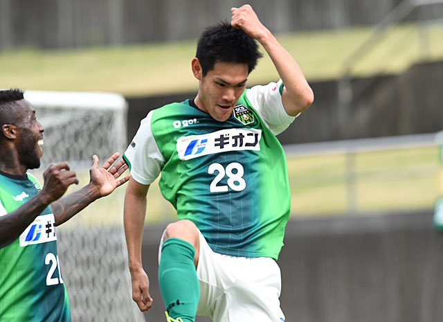 【明治安田Ｊ３ 第5節 藤枝vs相模原】Ｊリーグデビュー戦でゴールを決めた成田（相模原）（2/2）