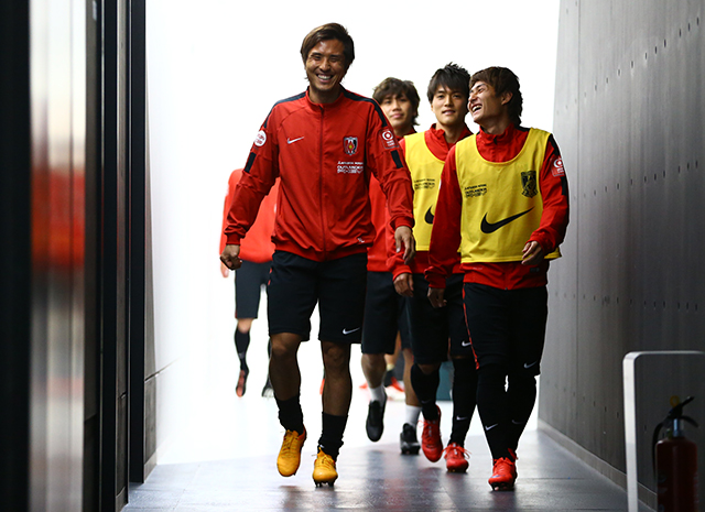 【明治安田Ｊ１ １ｓｔ 第5節 川崎Ｆvs浦和】リラックスした表情を見せる那須と関根（浦和）（7/15）