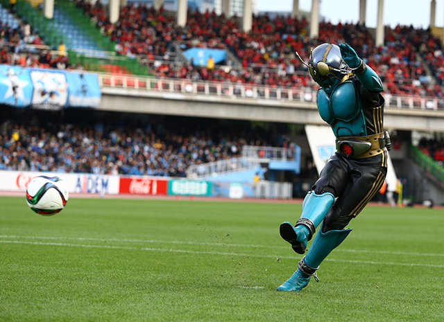 【明治安田Ｊ１ １ｓｔ 第5節 川崎Ｆvs浦和】見事なキックを披露する仮面ライダー（10/15）