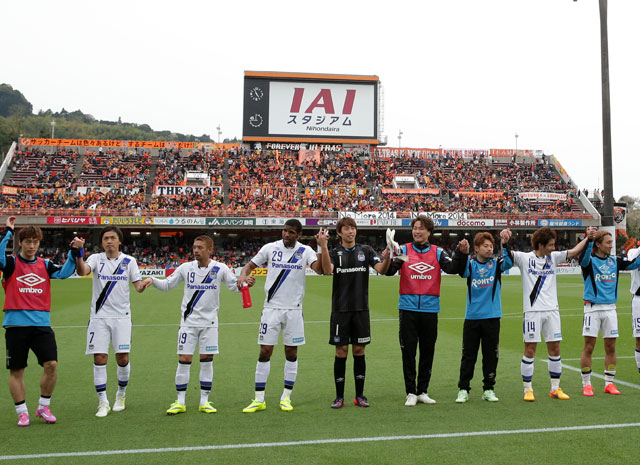 【明治安田Ｊ１ １ｓｔ 第5節 清水vsＧ大阪】ファン・サポーターと勝利の喜びを分かち合うＧ大阪の選手達（5/5）