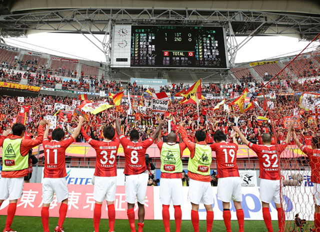 【明治安田Ｊ１ １ｓｔ 第5節 名古屋vs広島】ファン・サポーターと今季初勝利を喜ぶ名古屋の選手達（5/5）