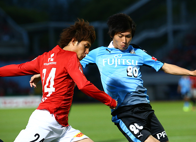 【明治安田Ｊ１ １ｓｔ 第5節 川崎Ｆvs浦和】激しく競り合う車屋（川崎Ｆ）と関根（浦和）（11/15）