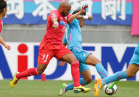 【明治安田Ｊ１ １ｓｔ 第5節 鳥栖vs山形】ディエゴ（山形）と崔 誠根（鳥栖）の競り合い（2/5）